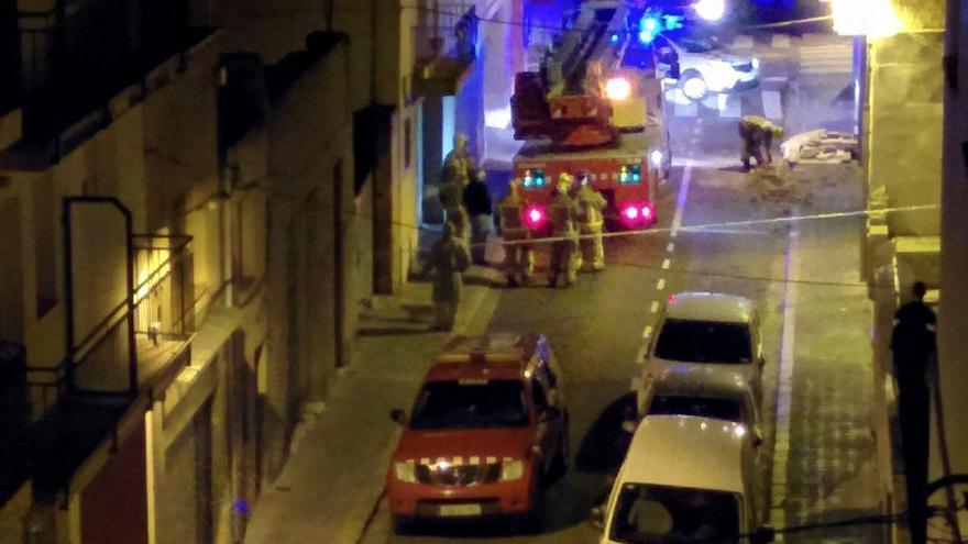 La tramuntana fa caure una paret mitgera a Figueres