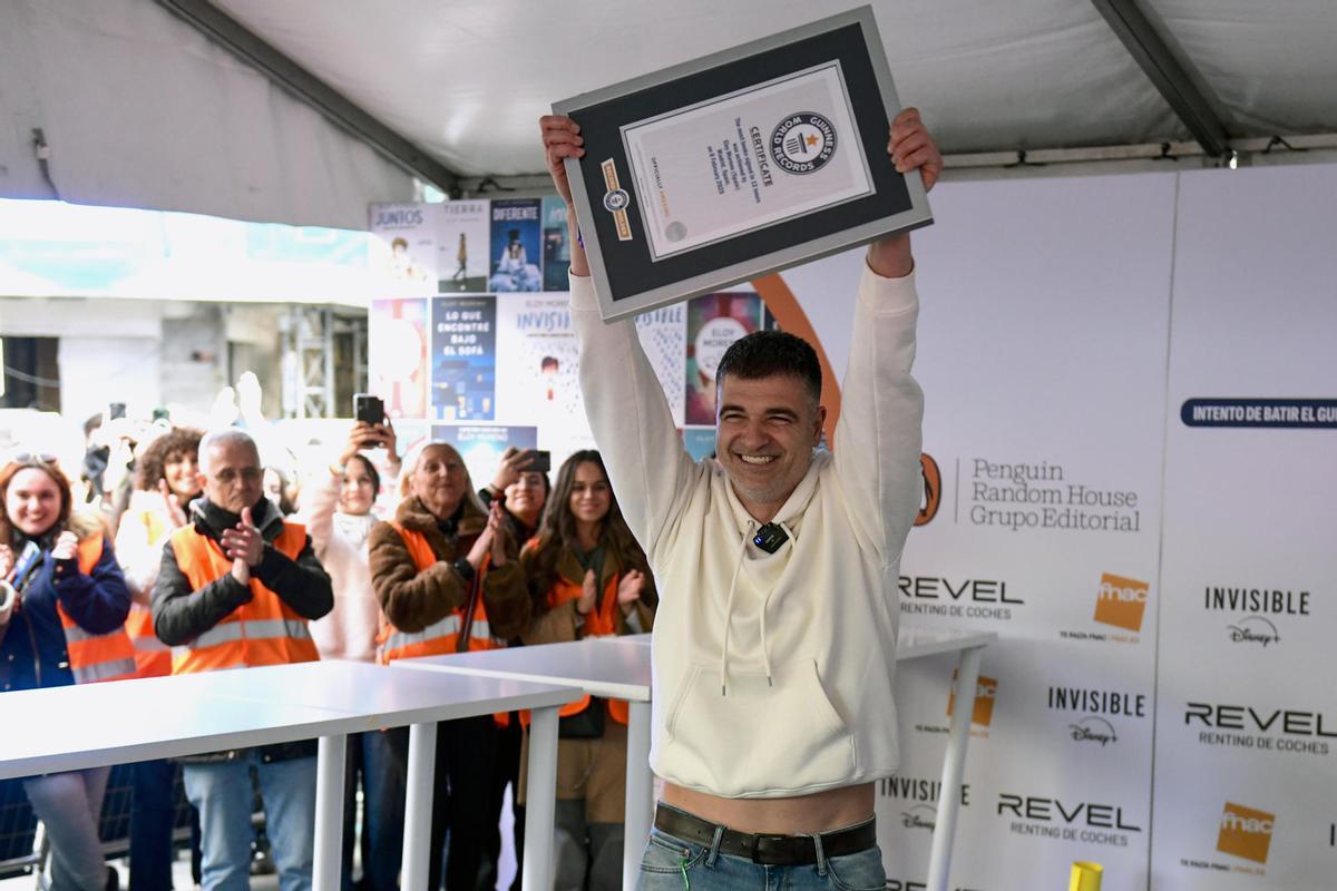 El escritor Eloy Moreno bate el Guinness World Records de libros firmados