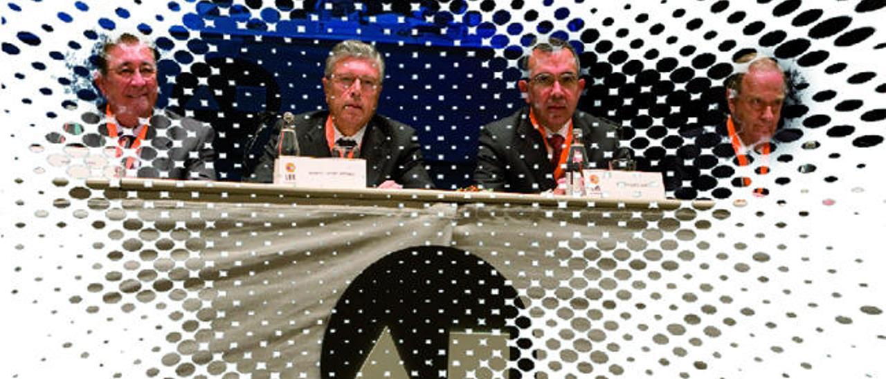 De izquierda a derecha Forner, Crespo, López Abad y Martínez-Abarca en una asamblea de la CAM.