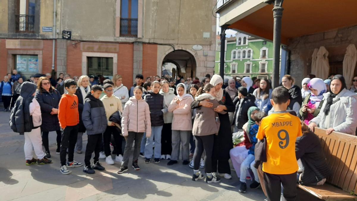 Concentración silenciosa y llena de lágrimas en Grado para apoyar a la familia del menor fallecido el sábado, tras caer por la ventana de un tercer piso