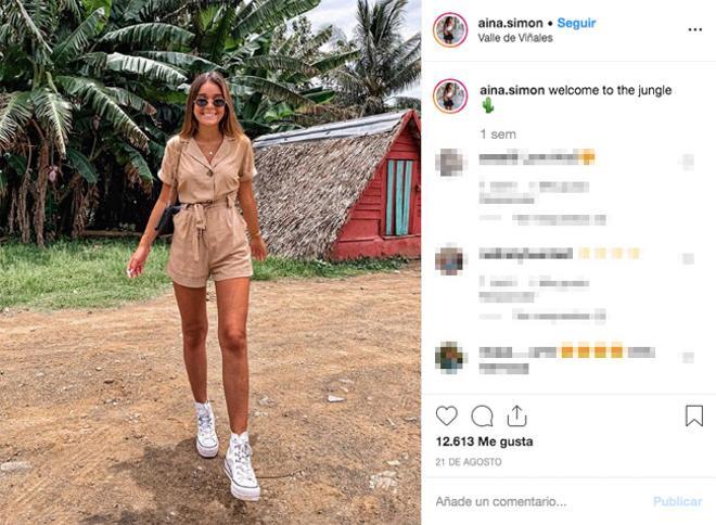 El look de Aina Simón con Converse con plataforma blancas