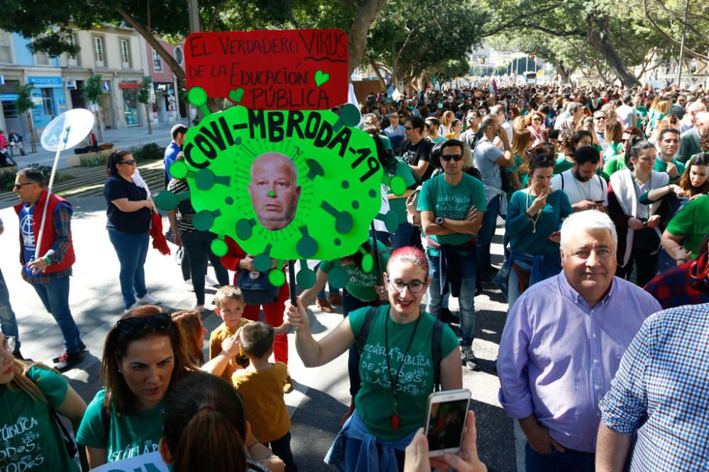 Al son de tambores, silbatos y una singular gaita, los congregantes han caminado juntos por las calles del centro de la ciudad por una causa común, la defensa de la educación