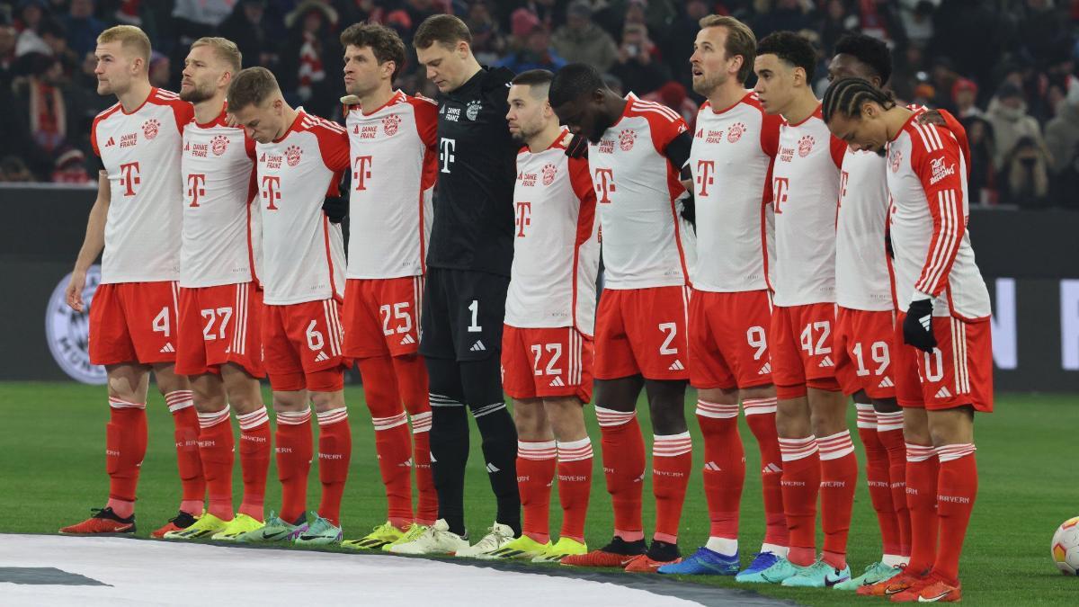 Los futbolistas del Bayern durante el minuto de silencio por el fallecimiento de Franz Beckenbauer