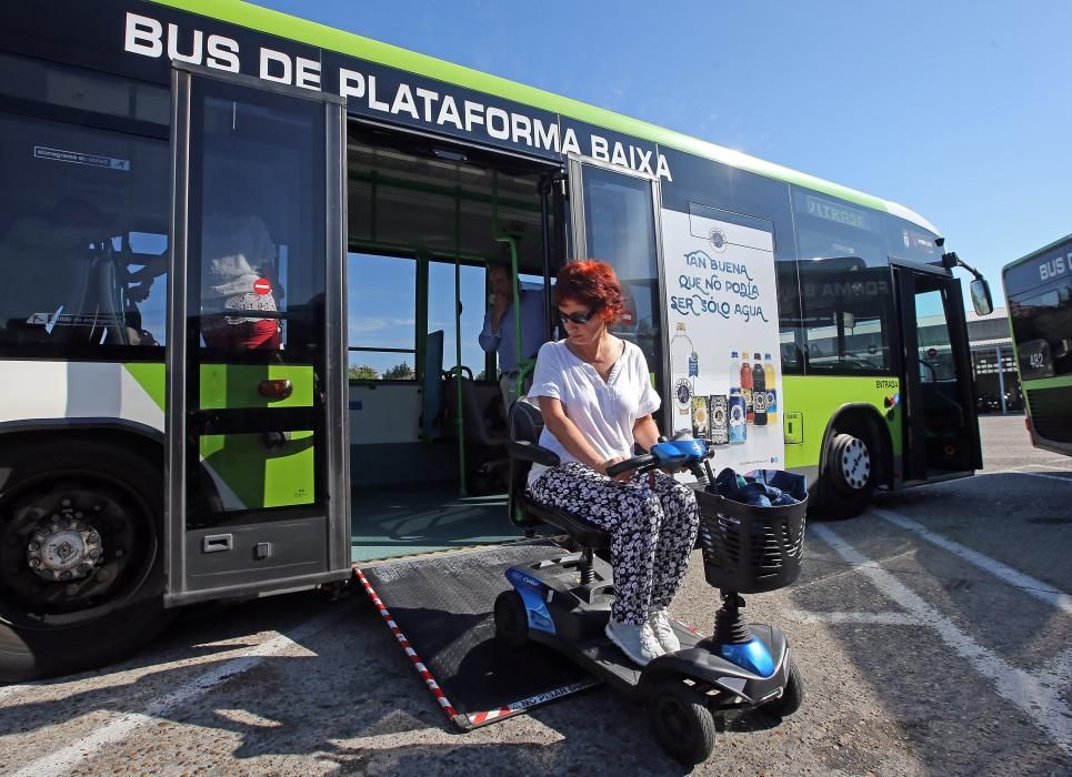 Varios usuarios prueban la accesibilidad de 'scooters' a los autobuses urbanos // Marta G.Brea