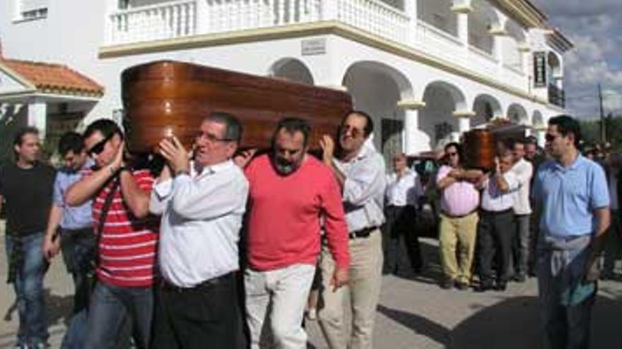 Desolación y tristeza en la despedida del alcalde de Carbajo y su mujer
