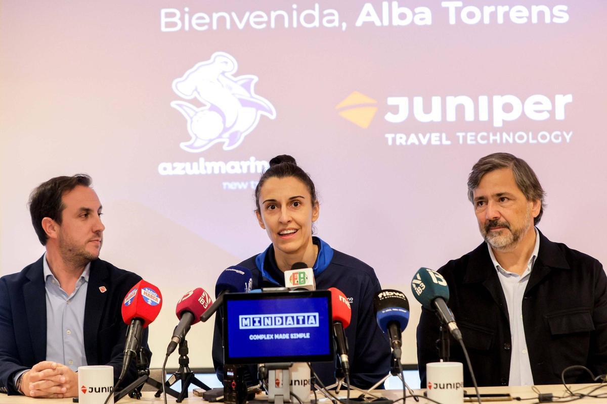 Alba Torrens, entre Juan Mateos y Gabriel Subías, durante la presentación por el Azulmarino.