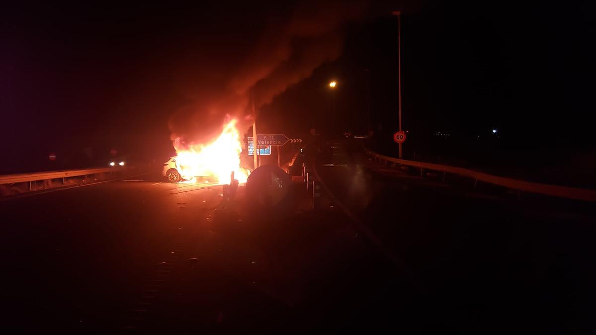 Imagen del vehículo incendiado después de la colisión mortal en la A-31, ayer.