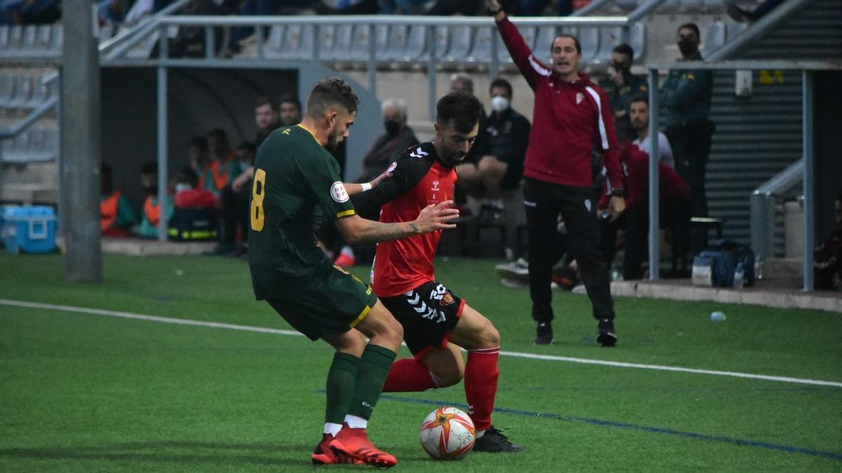 Migue, autor del primer gol del Córdoba B, disputa un balón con un rival del Salerm Puente Genil.