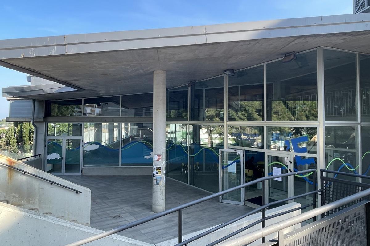 L'entrada de la piscina municipal de l'Escala