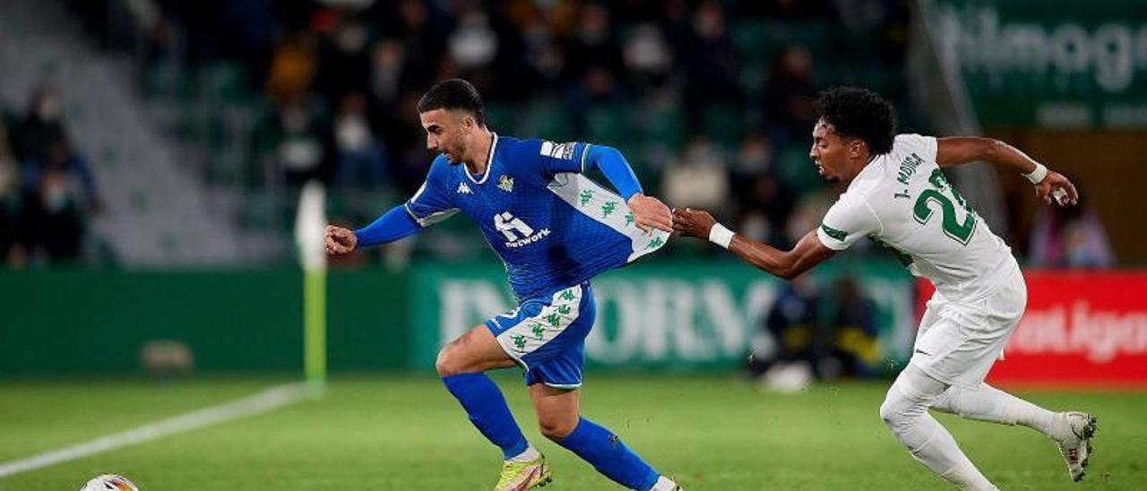 Rober González es agarrado por Mojica en el partido entre el Elche y el Betis el pasado 21 de noviembre en el Estadio Martínez Valero. | | LP/DLP