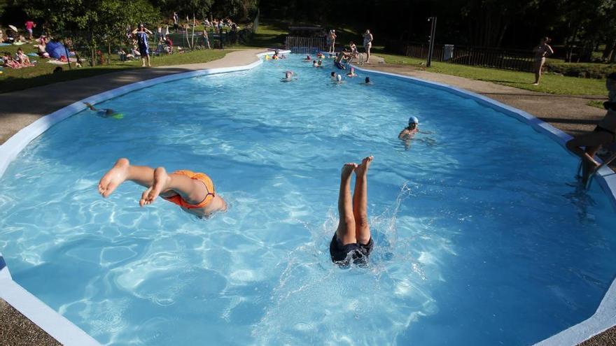 Se cuela en la piscina de Illas con su perro y se orina tras bañarse desnudo