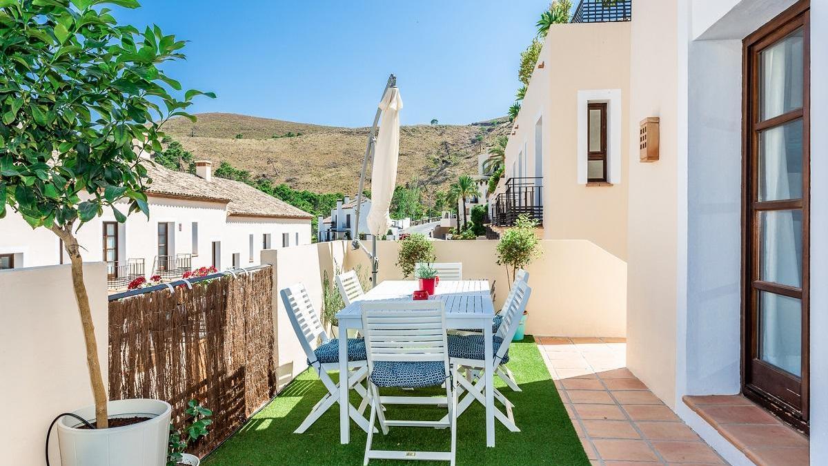 magen de la terraza de una vivienda en la localidad malagueña de Benahavís, disponible en la plataforma online.