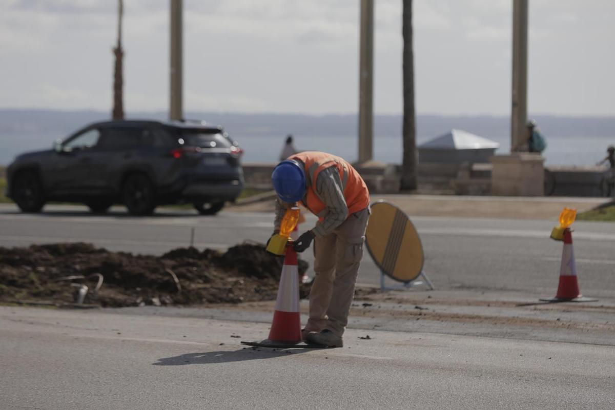 Un operario trabaja esta mañana en las obras del colector.