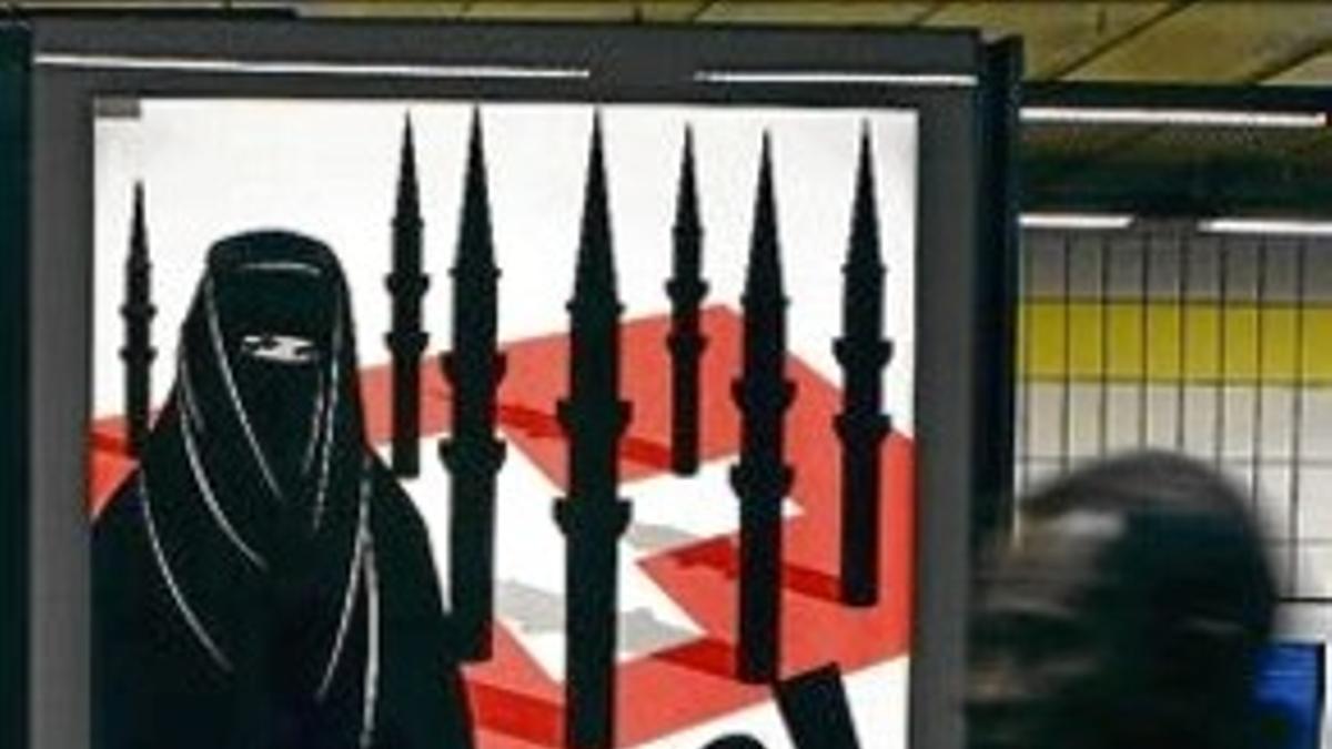 Cartel a favor de la prohibición de los minaretes en las mezquitas.