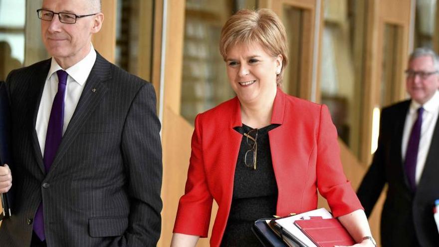 Nicola Sturgeon (der.) llega al Parlamento escocés.