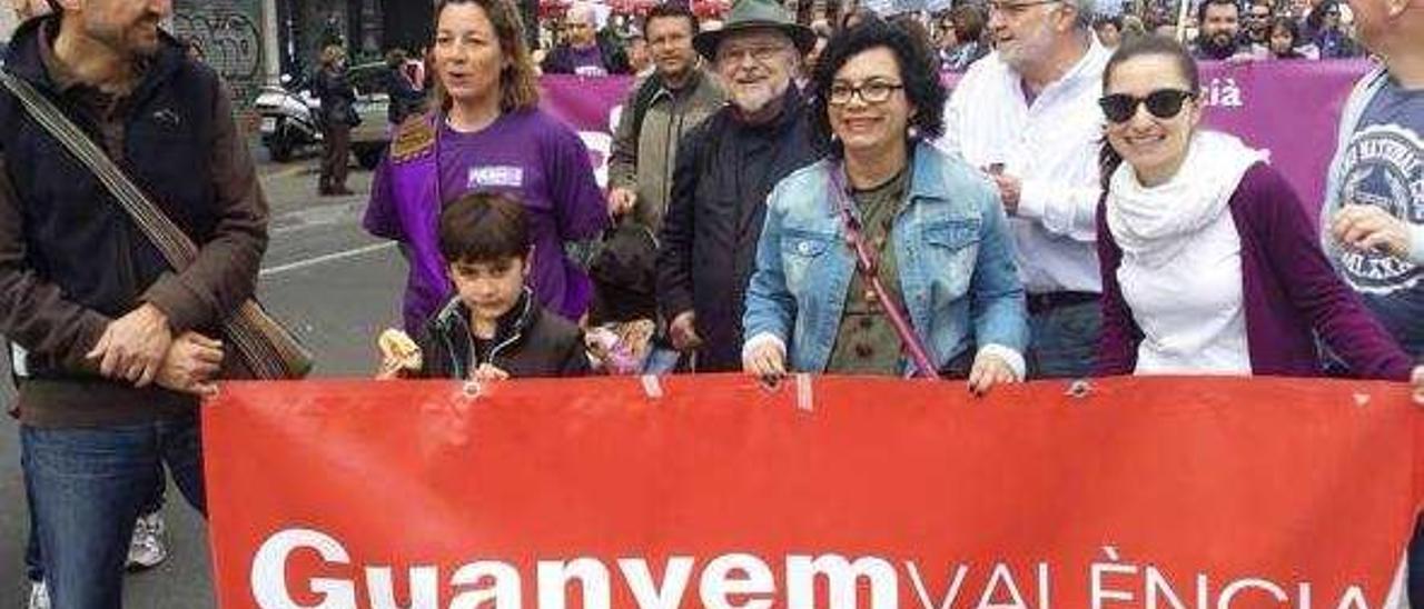 La asamblea de Guanyem València aprobó el pasado viernes asumir el morado como color y crear un logo circular.