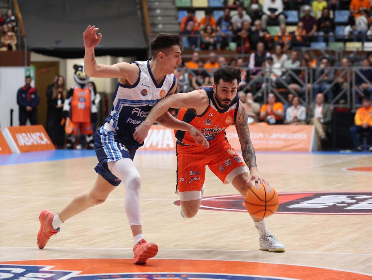 Dídac Cuevas intenta sobrepasar a un jugador del Fuenlabrada en el Coliseum