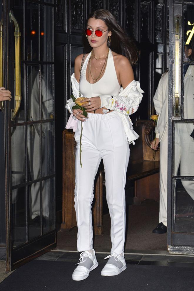 Look monocolor: Bella Hadid con 'look white'