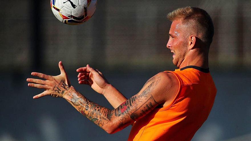 El serbio Uros Racic entrena a tope durante el entrenamiento de ayer.