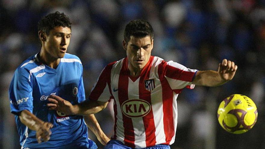 El jugador Edgar Andrade (i) del Cruz Azul disputa un balón con Antonio Reyes (i) el Atlético de Madrid hoy, 16 de julio de 2008 durante el partido amistoso celebrado en el estadio Azul de Ciudad de México. EFE/David de la Paz