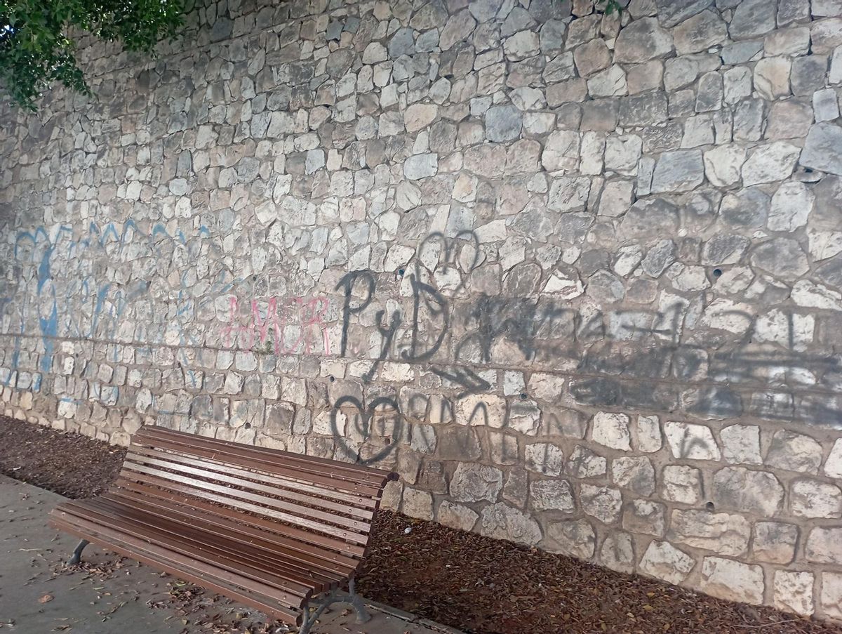 Detalle de las pintadas en el muro de piedra, esta semana.