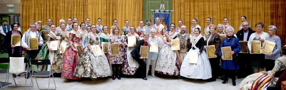 Intercambio de fotos e imposición de "bunyols" de la fallera mayor de València