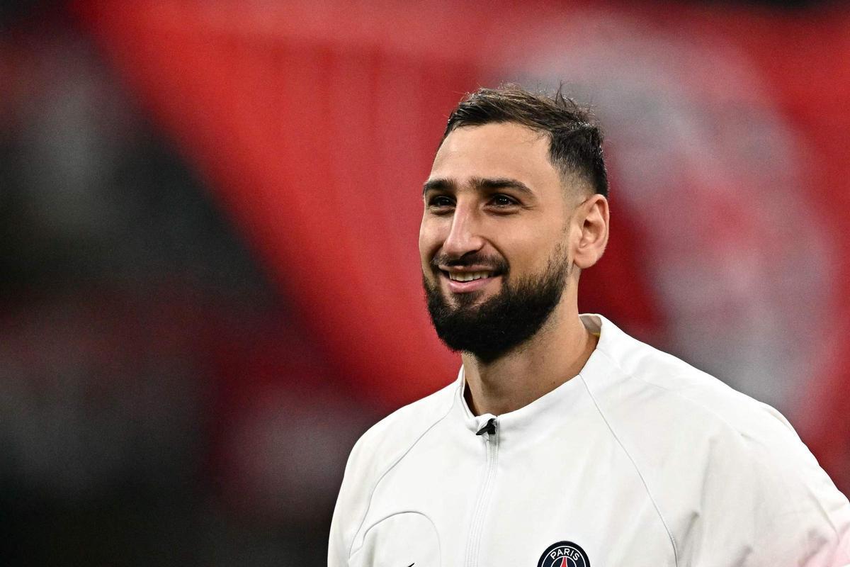 San Siro Recibe A Donnarumma Con Billetes De Su Cara