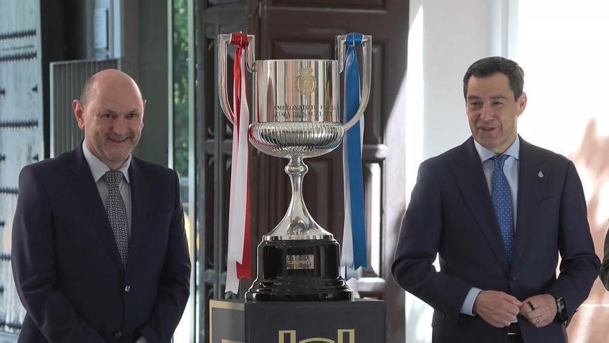 Gabi y Prieto escoltan hasta San Telmo la Copa, que superará 450 millones de espectadores