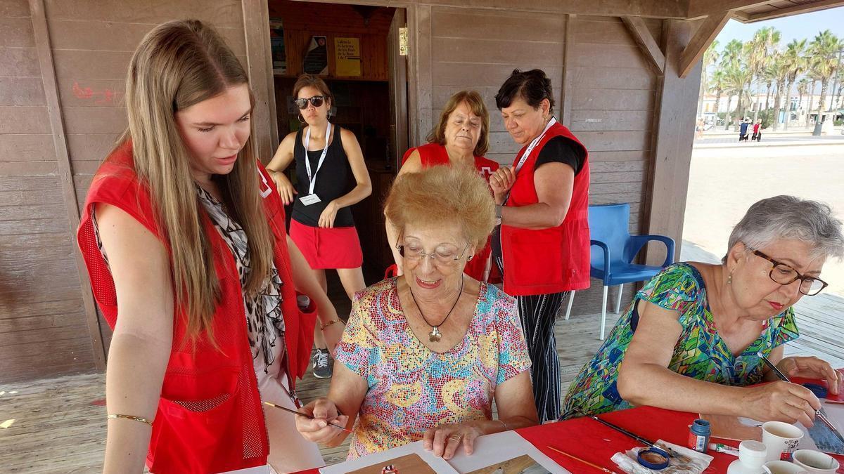 Un taller de Cruz Roja para combatir la soledad en personas mayores.