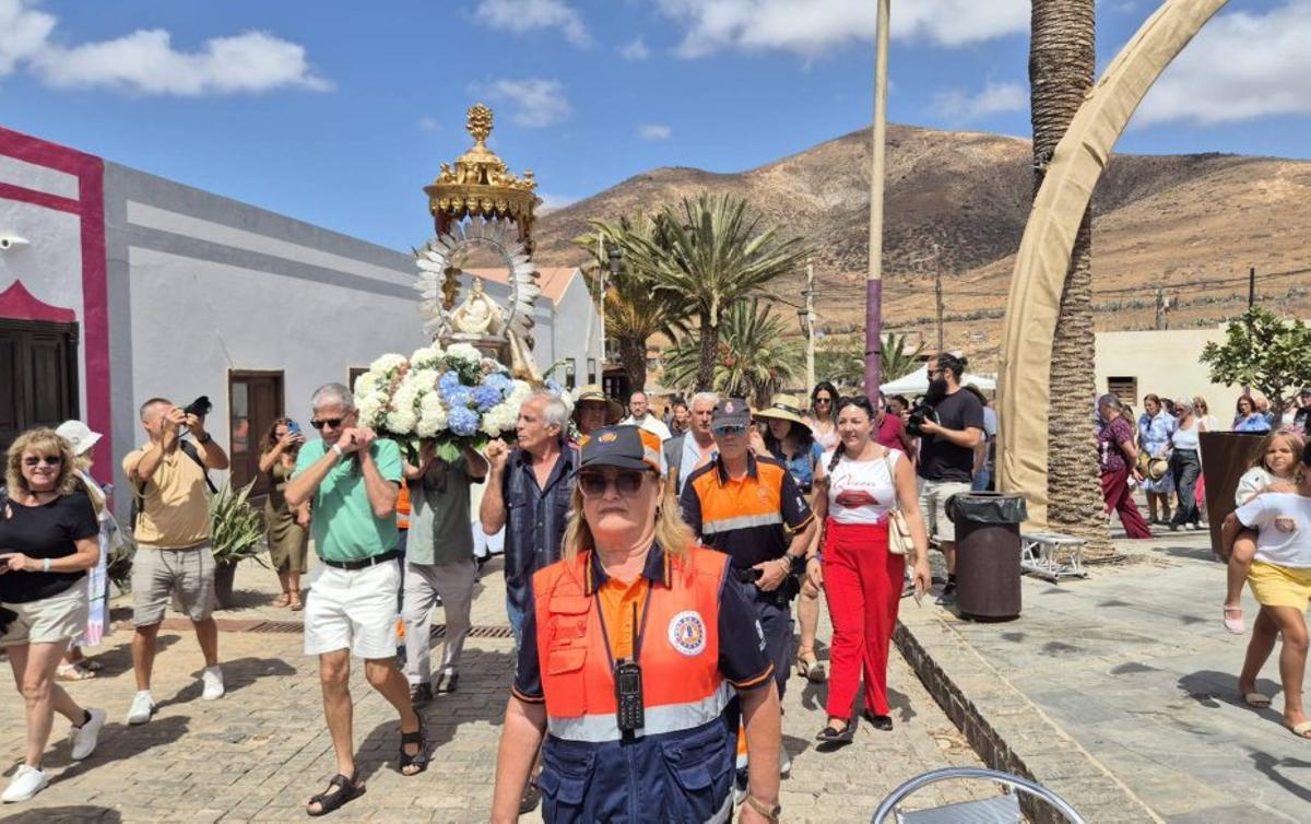 Un momento de la tradicional procesión en honor a La Peña. | LP/DLP