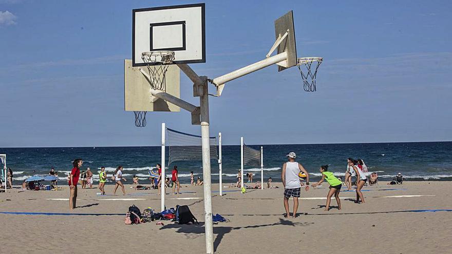 El Campello también cuenta con seis canastas de basket-playa.