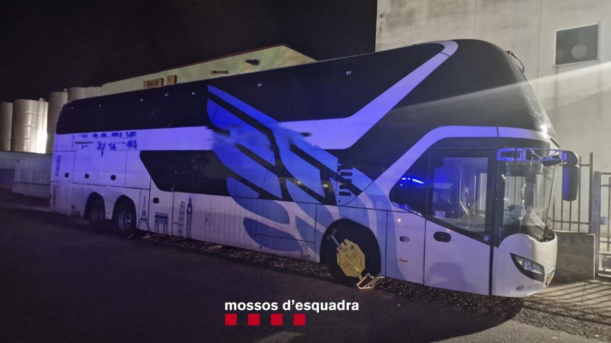 L'autobús  aturat a Garrigàs