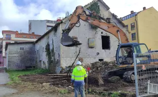 Las máquinas inician el derribo de la mítica sala Paraíso de Bueu