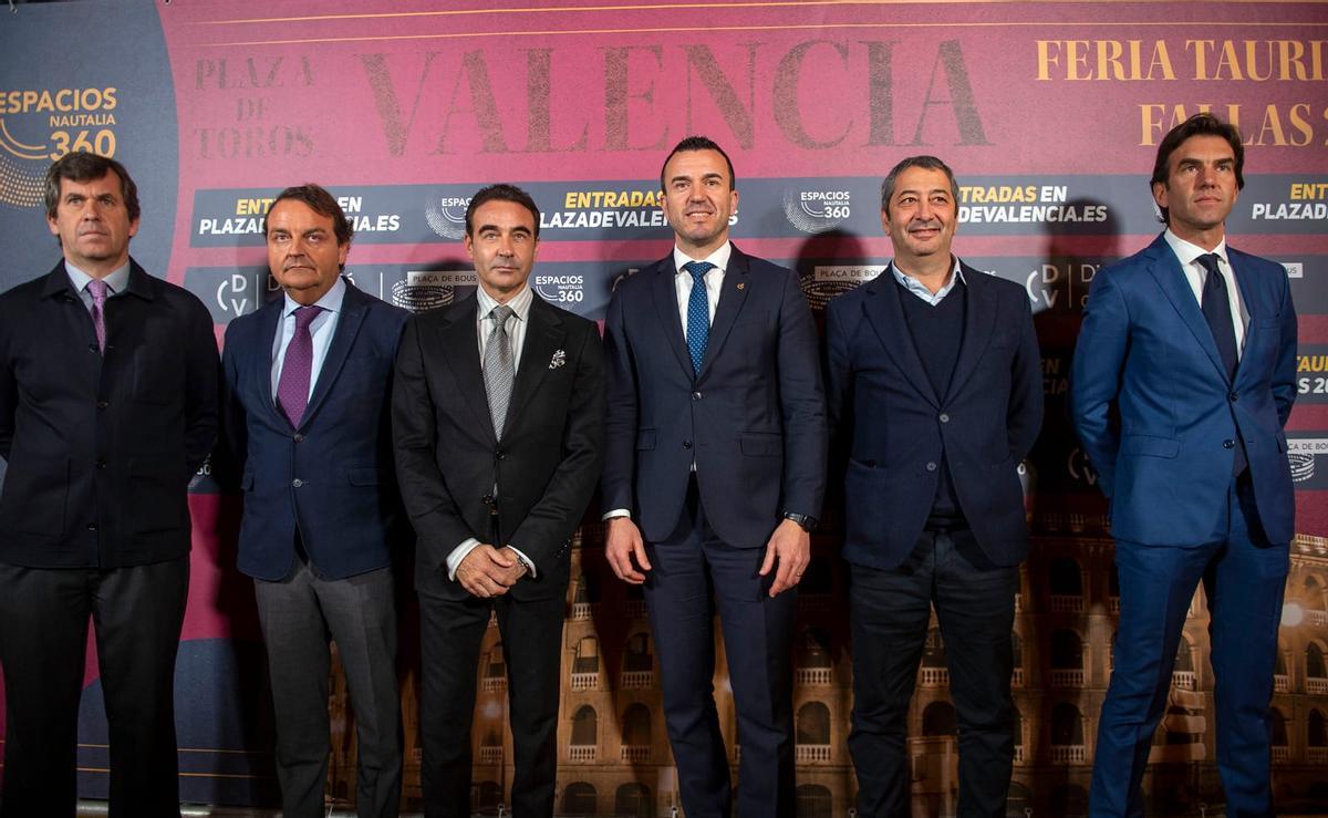 Enrique Ponce posa, anoche en València, junto a Vicent Mompó, Vicente Barrera y los empresarios de Espectáculos Nautalia 360.