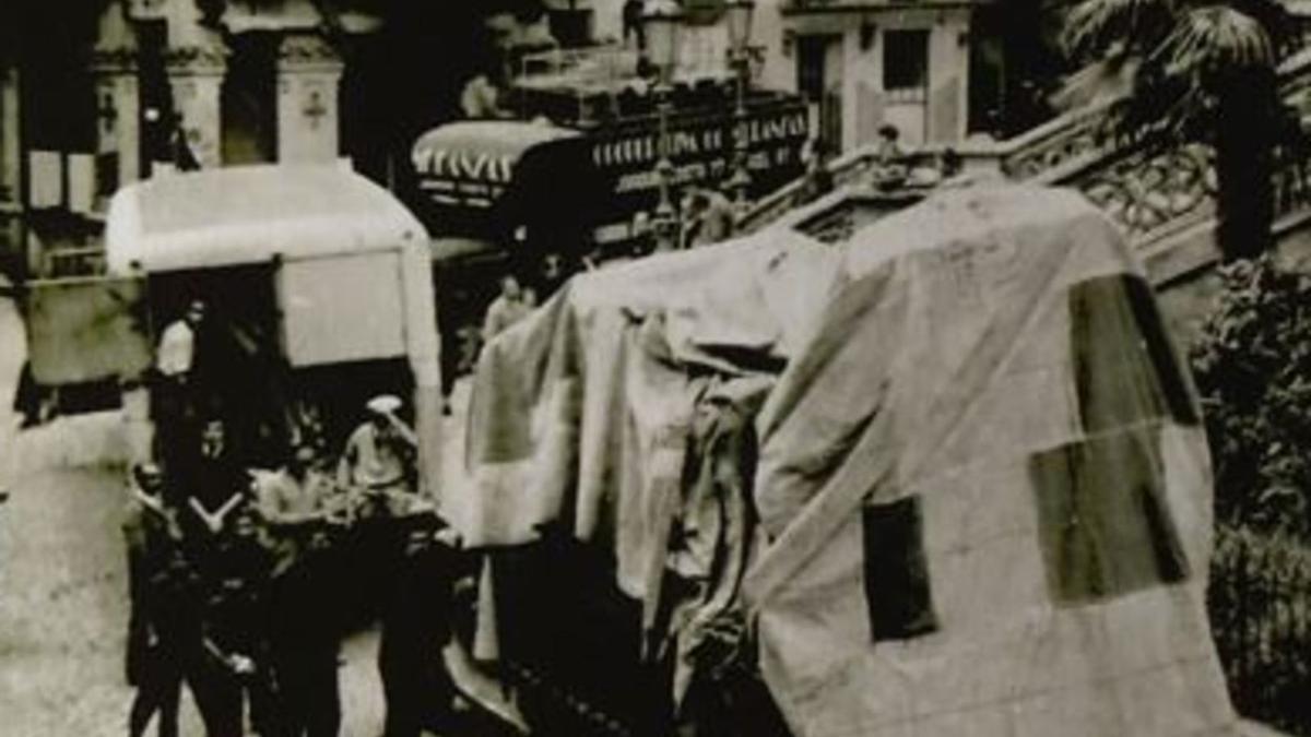 L’expedició de camions estacionada al centre de la capital de la Garrotxa, el 27 de febrer del 1937.