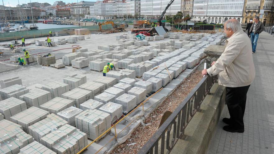 Un hombre observa las obras de O Parrote.