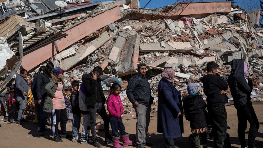 Muere en un incendio una familia siria rescatada entre los escombros tras los terremotos