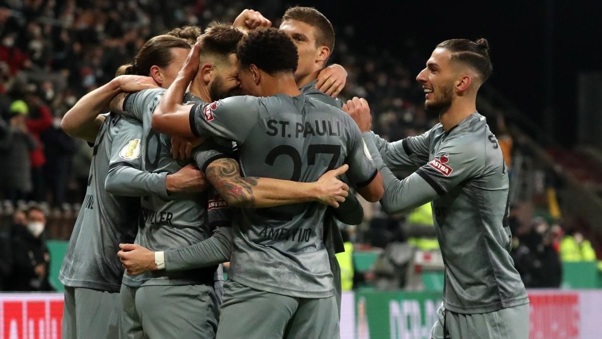 Los jugadores del St. Pauli celebran uno de sus goles frente al Borussia Dortmund