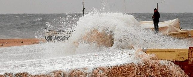 Un hombre observa el oleaje en Blanes.