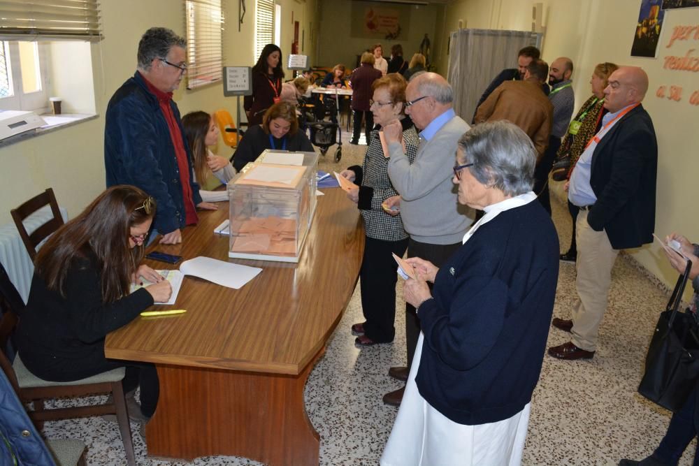 Los murcianos acuden a las urnas para votar en las