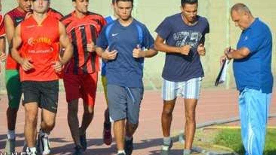 El entrenador malagueño con sus jugadores.