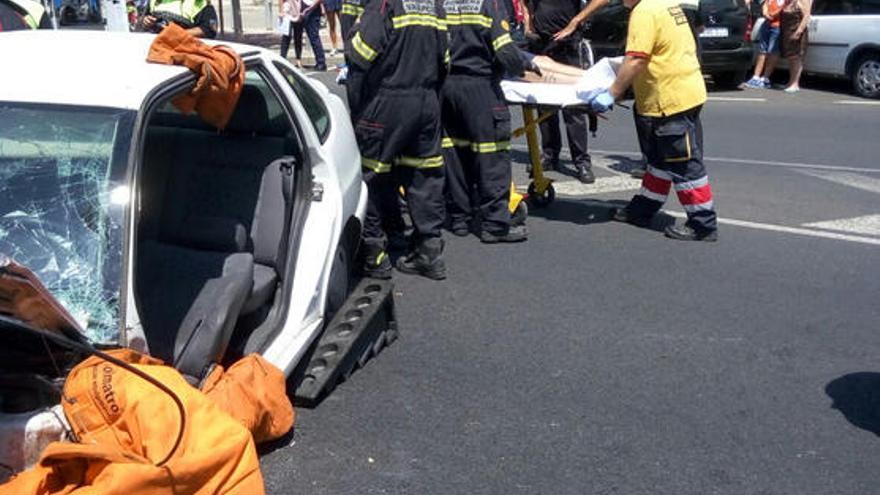 El herido, tras ser liberado del coche.