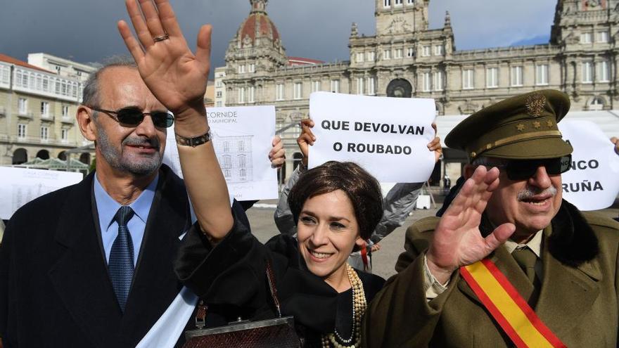 Francisco Franco y Carmen Polo marchan en A Coruña por la devolución de la Casa Cornide