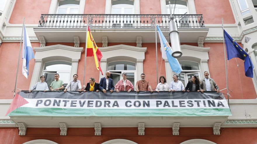 El despliegue de la pancarta, con la bandera palestina, en Pontevedra.