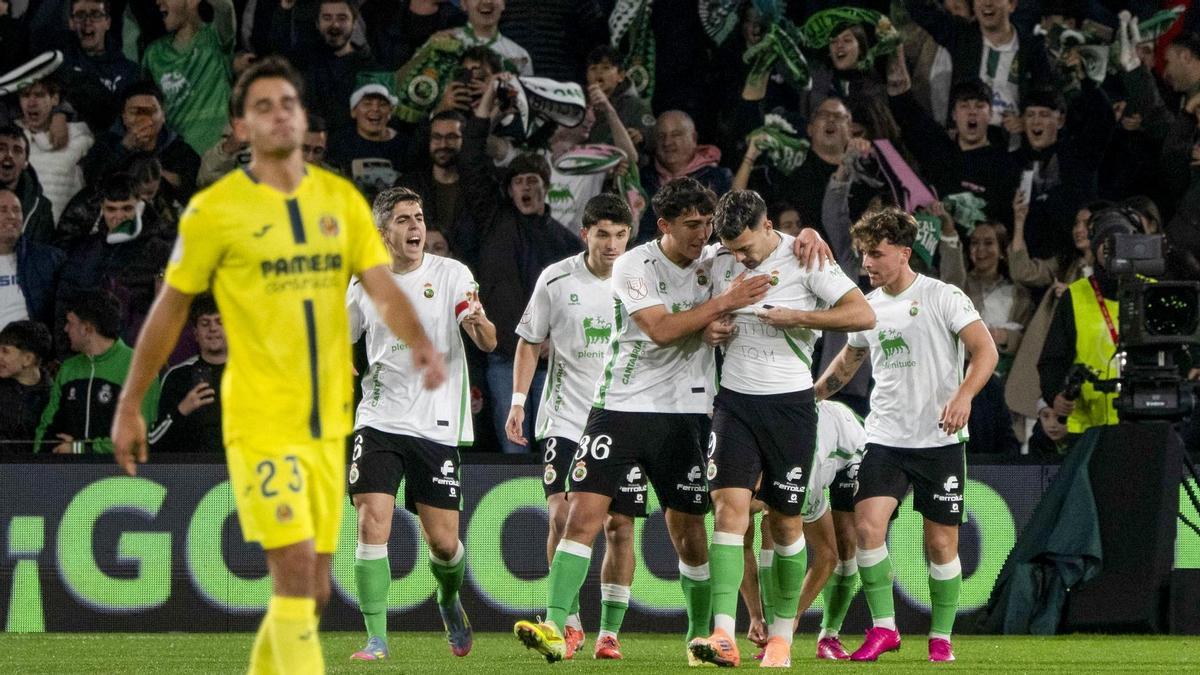Los jugadores del Racing celebran uno de los goles contra el Villarreal.