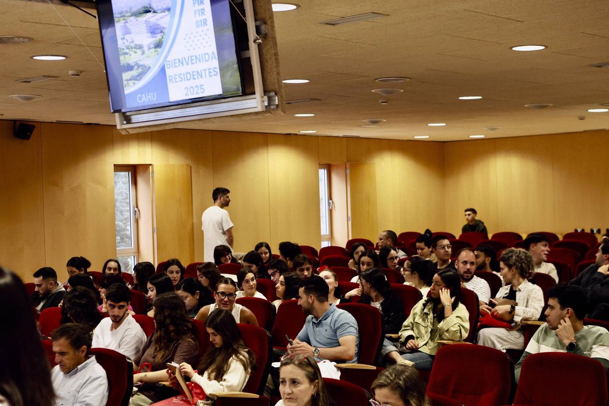 Los residentes, en el salón de actos del Hospital de Cabueñes.