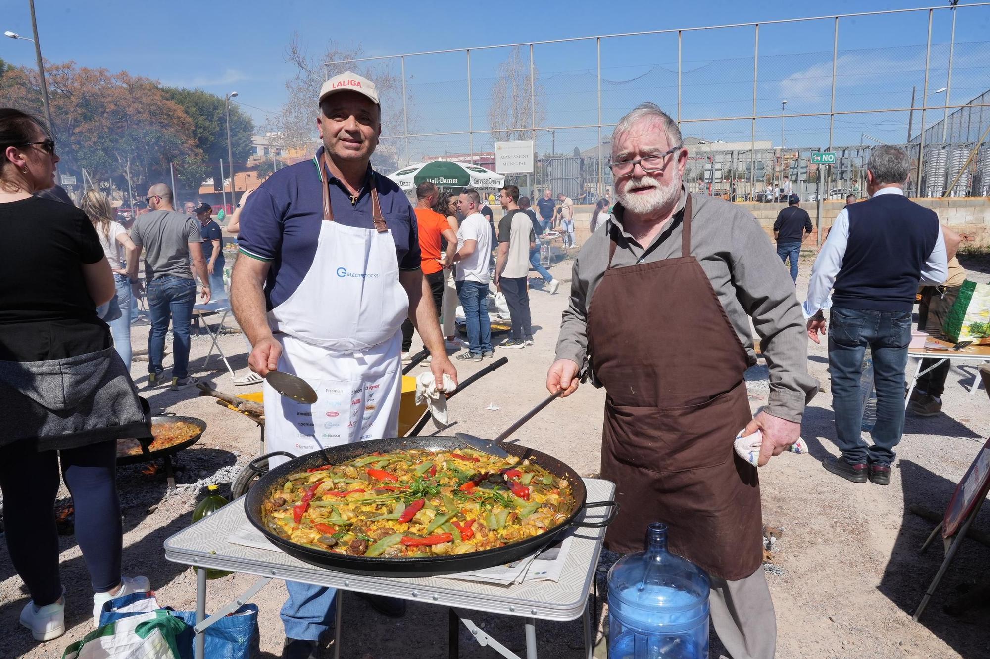 Las mejores imágenes de las multitudinarias paellas en un barrio de Vila-real