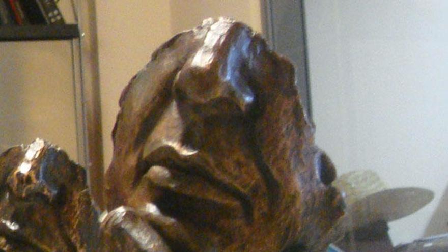 El premio es una obra original del escultor malagueño Juan Vega.