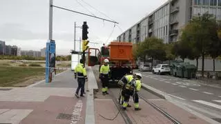 Un camión tira la catenaria del tranvía de Zaragoza y obliga a cortar la línea: “Se ha escuchado un estruendo muy fuerte”