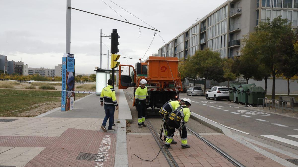 Vídeo | Un camión de FCC arranca la catenaria y corta el tranvía durante horas